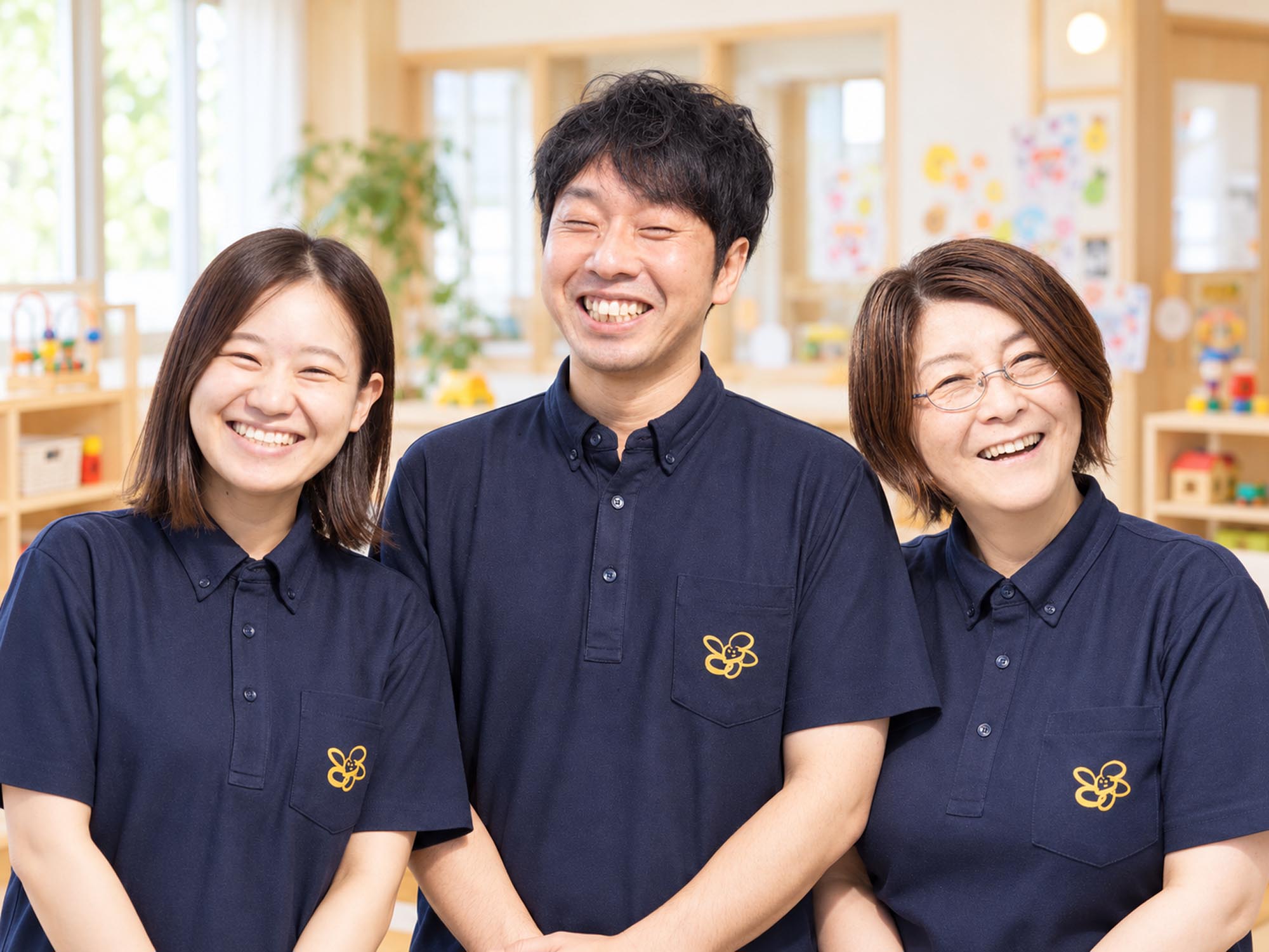 子どもとスタッフが一緒に活動している様子