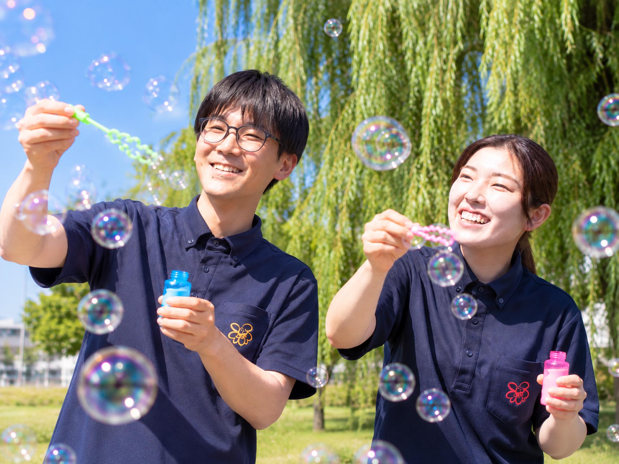 スタッフが笑顔で活動を楽しんでいる様子