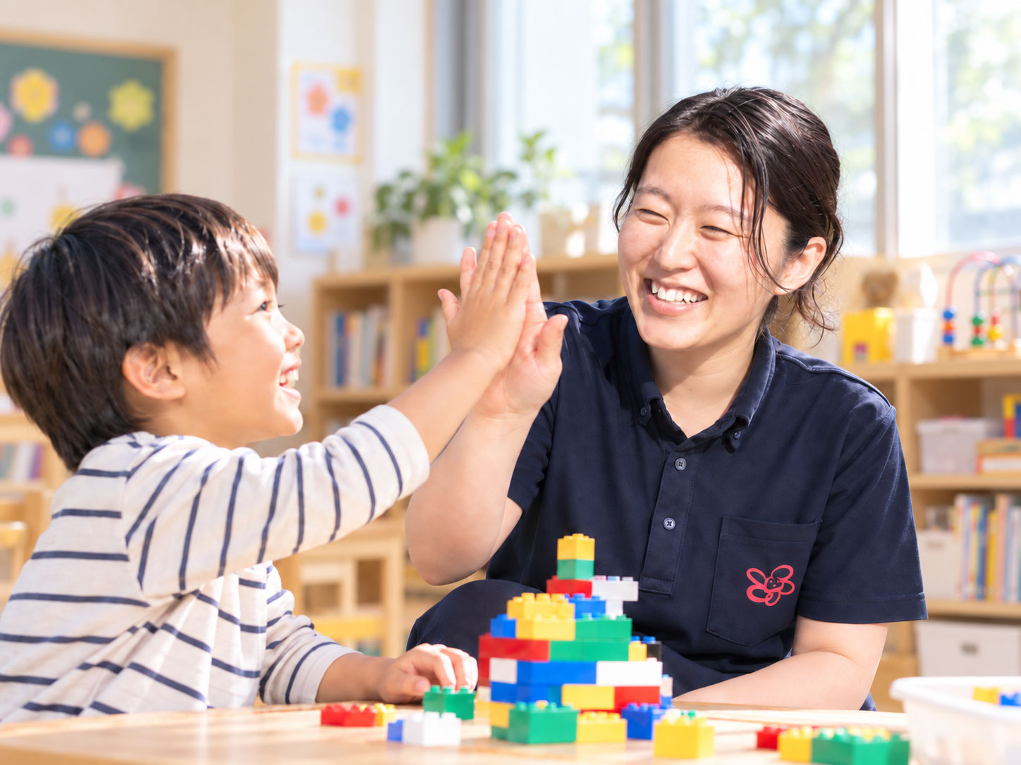 できた喜びを子どもとスタッフが一緒に分かち合う様子