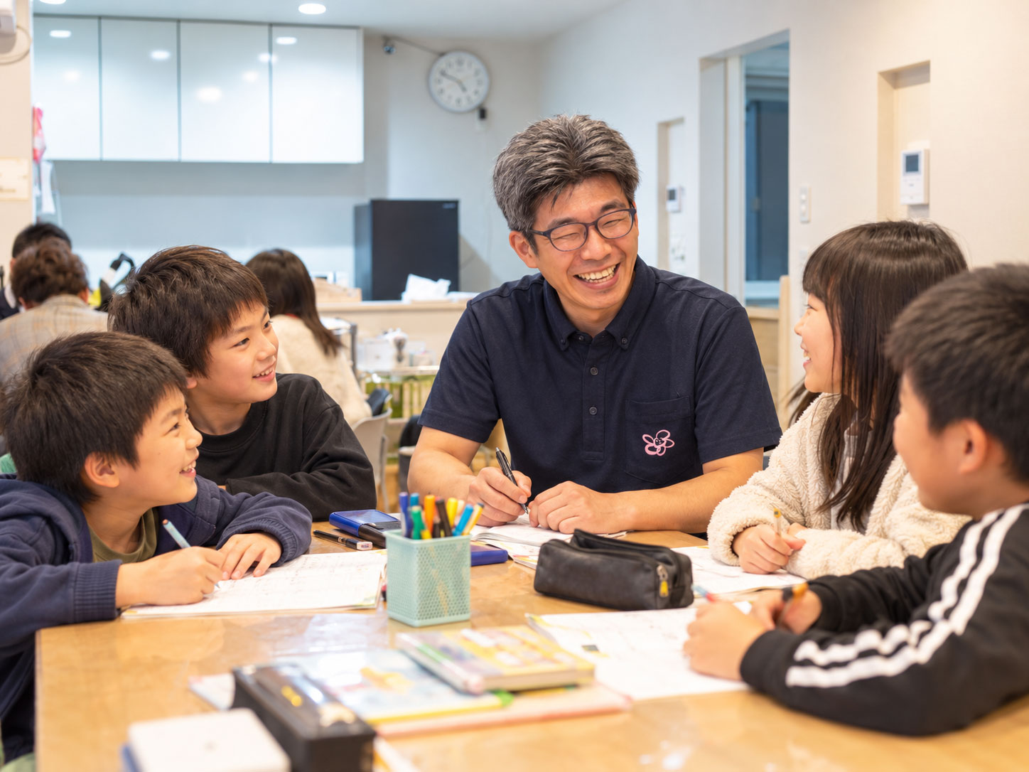 はなまる北ラムで子どもたちが一緒に活動しながら話をしている様子