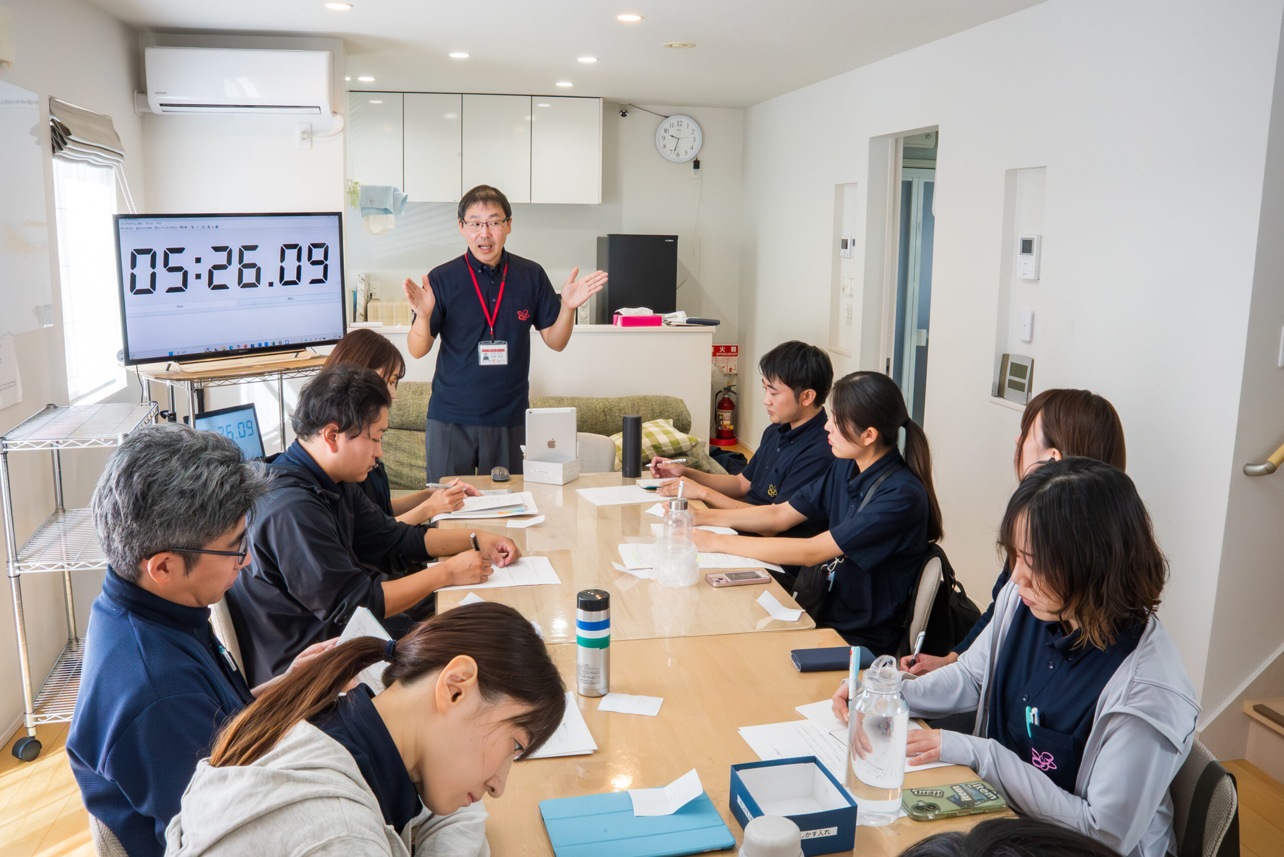 子どもの支援について話し合うはなまる北ラムのスタッフ