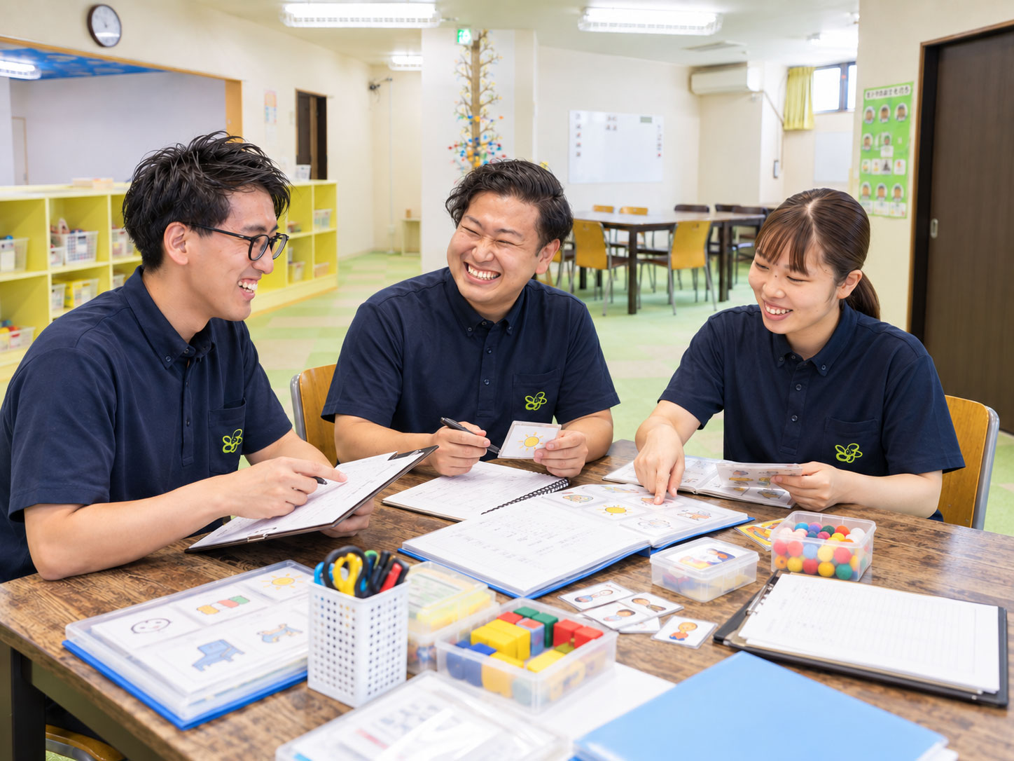 資料を囲み、支援について話し合う北ミナのスタッフ