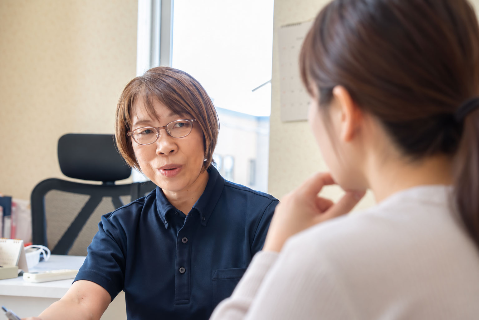 スタッフと保護者が施設内で相談している様子