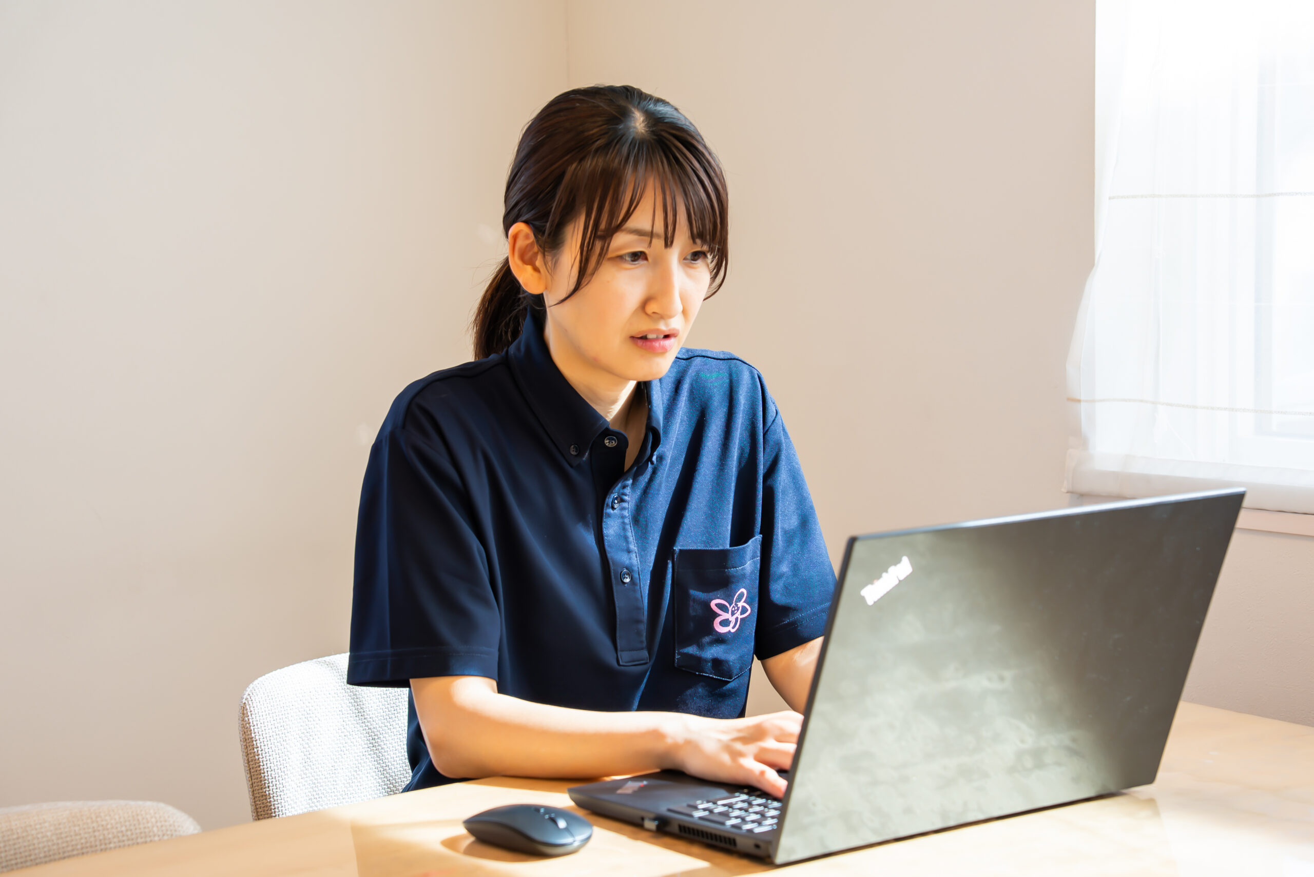 パソコンで日々の業務に向き合うスタッフ