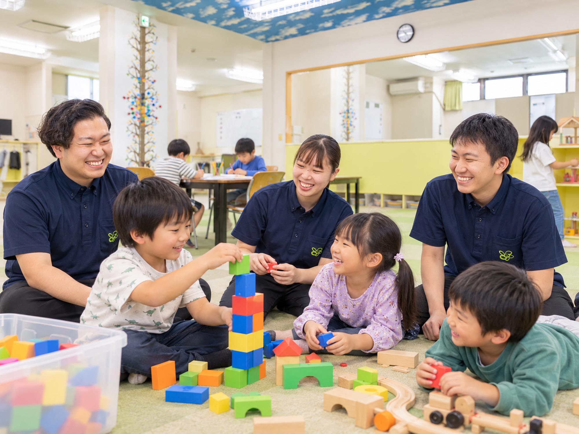 子どもたちと一緒に活動するぽっけりんくのスタッフ