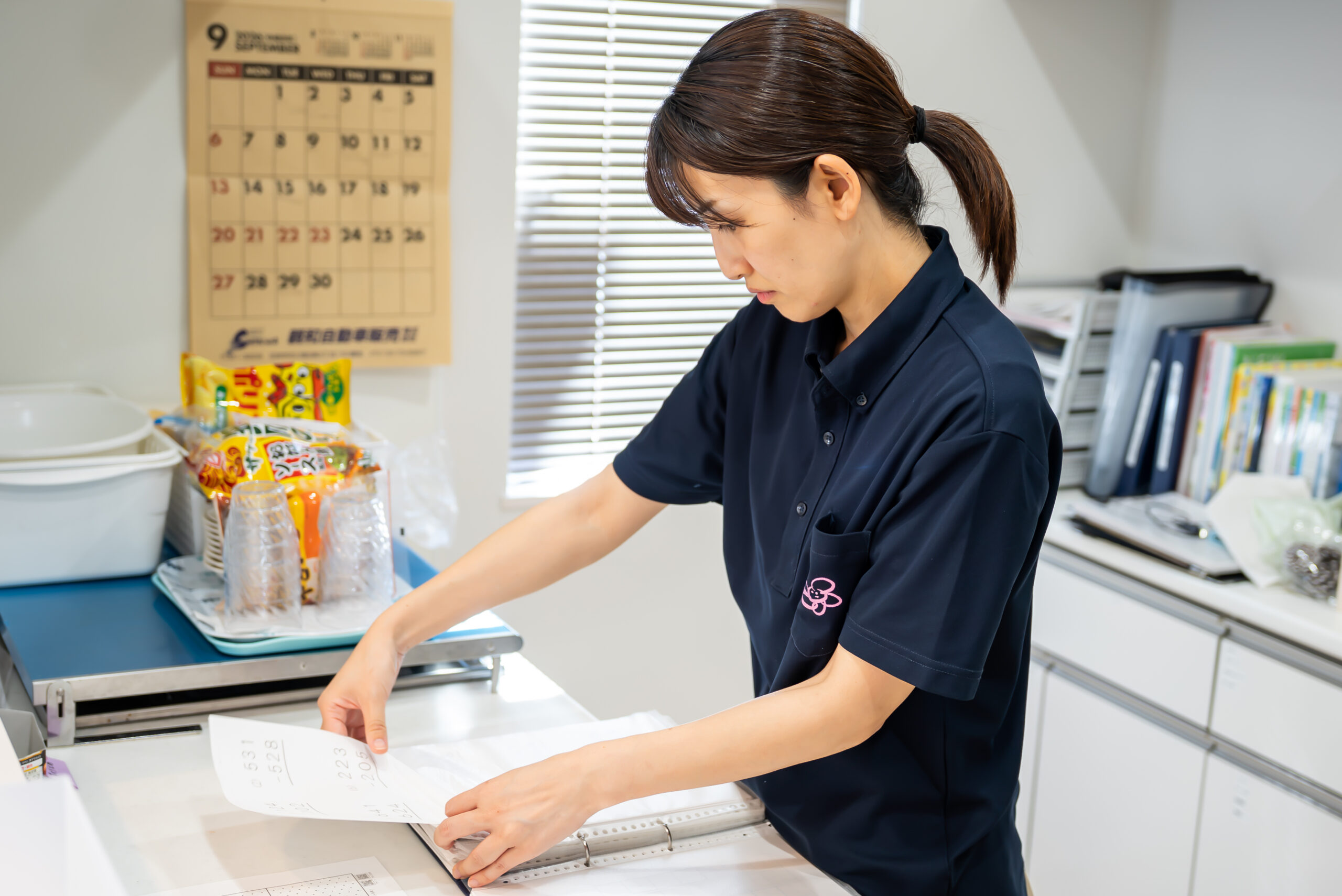 学習用プリントを準備するスタッフ