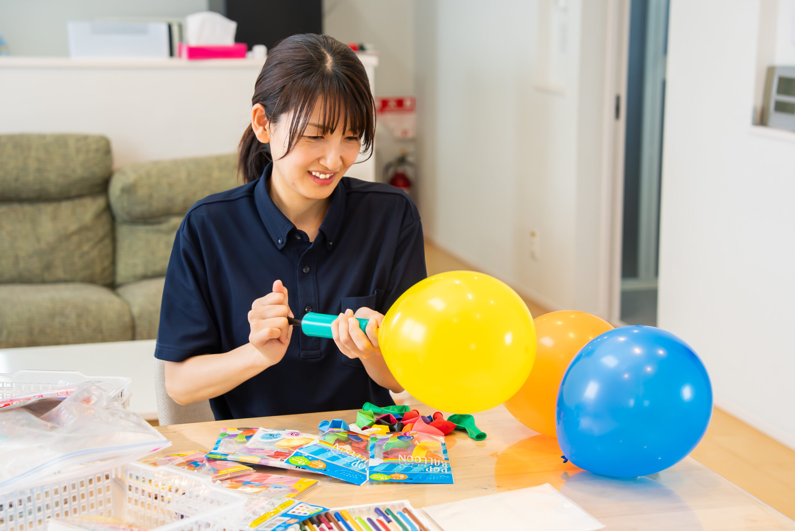 風船を膨らませて活動の準備をするスタッフ